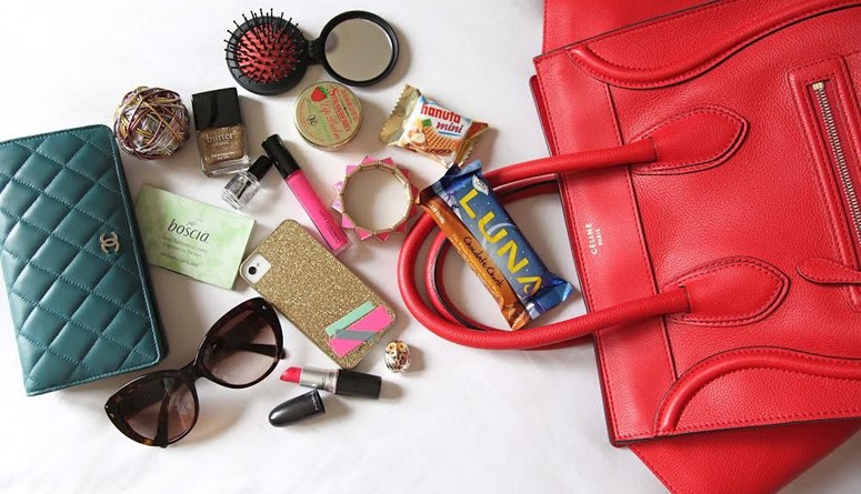ماذا تضعين داخل حقيبتك الشخصية؟