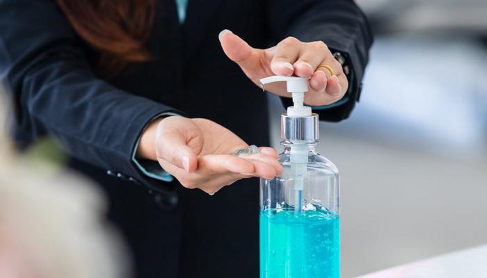 آثار جانبية وأضرار لكثرة استخدام معقم اليدين..تعرفي عليها