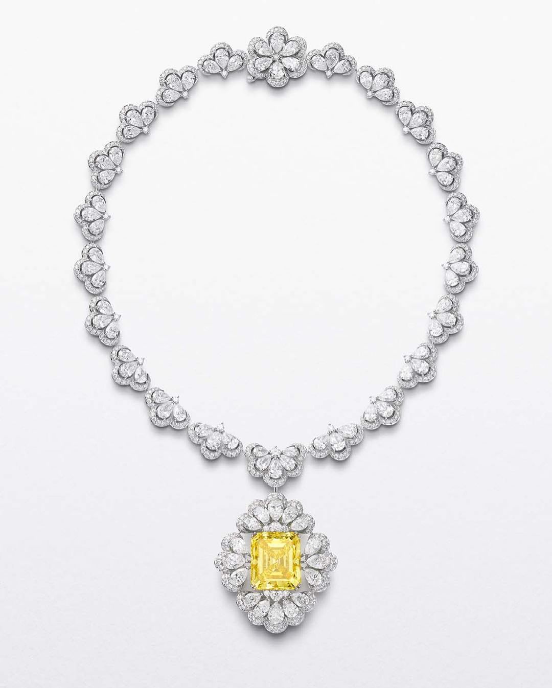 العقد الذي ارتدته درة زروق من دار "شوبارد"