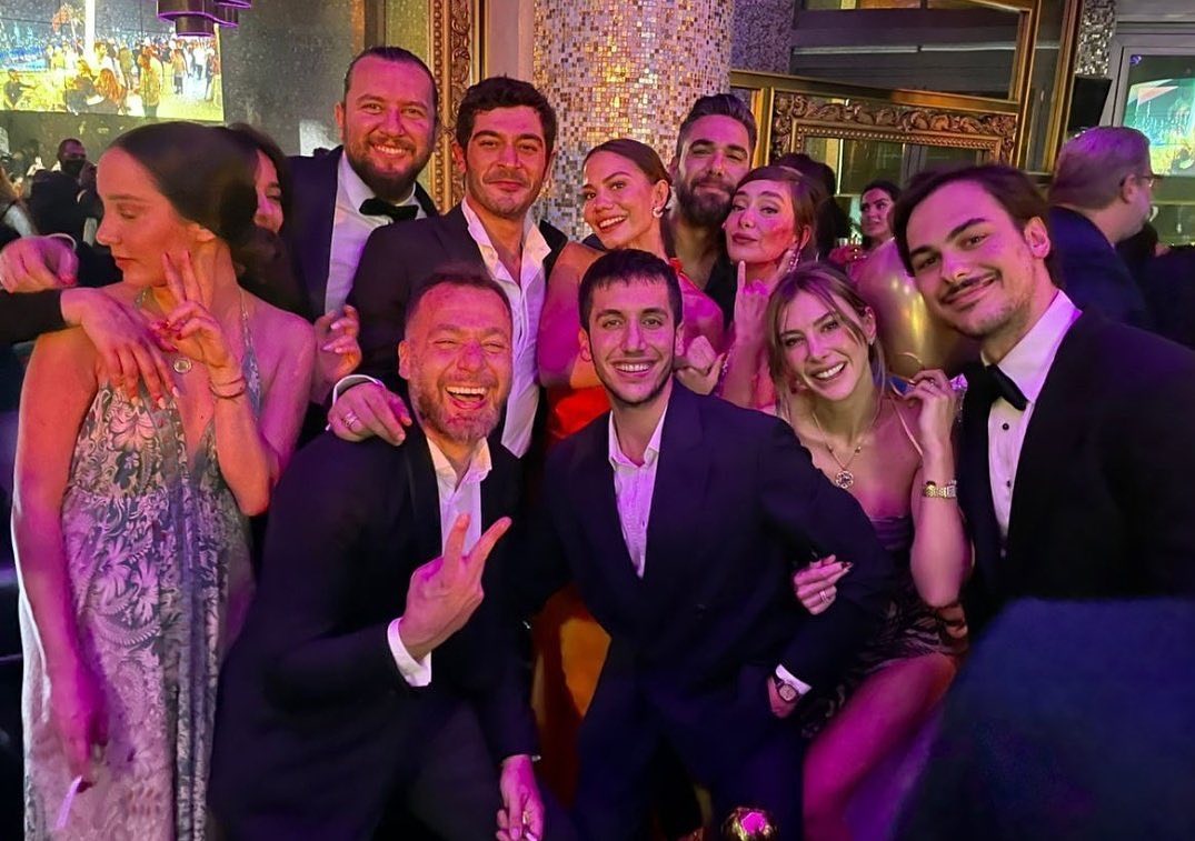 حضور حفل الافتتاح في دبي ديميت أوزدمير، نسليهان أتاغول، وزوجها قادير دوغلو، وبوراك دينيز، وشيماء سوباشي. 