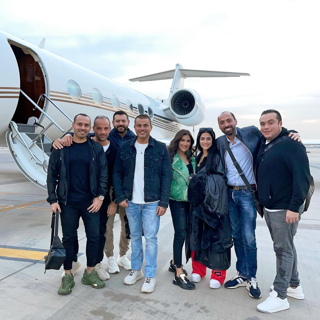 عمرو دياب لحظة وصوله للسعودية مع الفنانين المصريين
