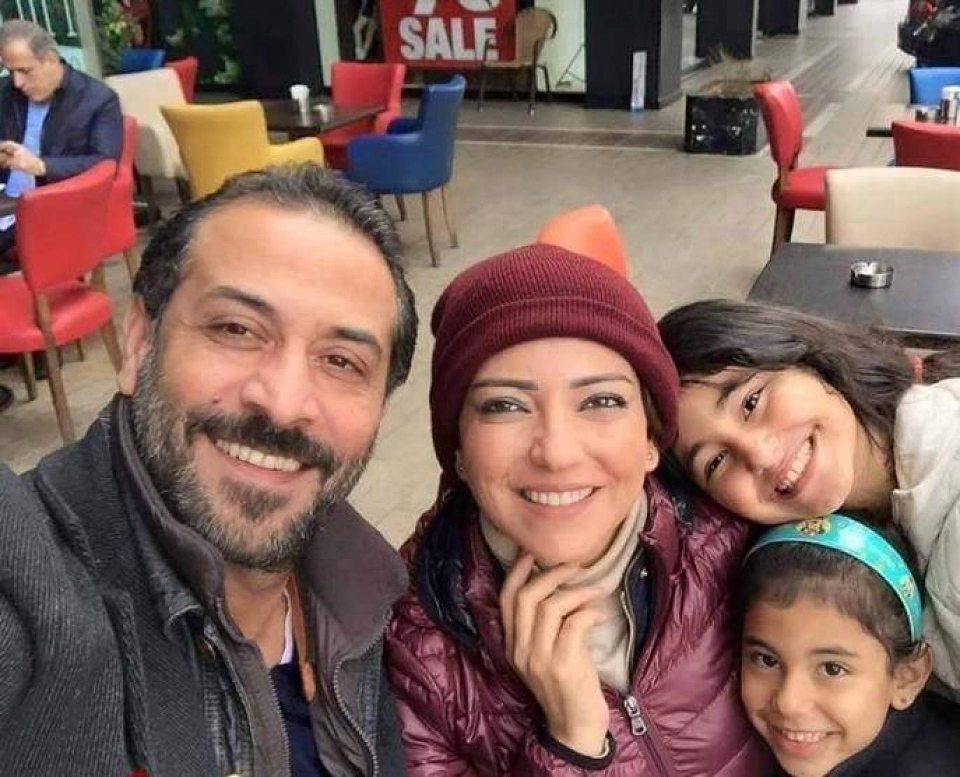 أمل عرفة وعبد المنعم عمايري وابنتيهما