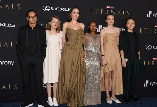 أنجلينا جولي وابنائها