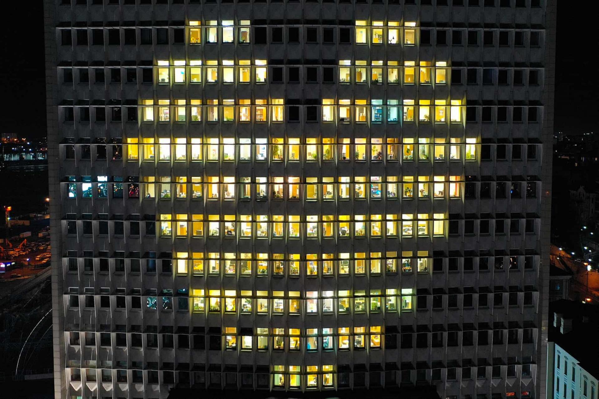 ÙÙØ§ÙØ° ÙØ¶Ø§Ø¡Ø© ÙÙ ÙØ¨ÙÙ Ø­ÙÙÙØ© Ø¥ÙÙÙÙ Ø¨Ø±ÙÙÙØ±Ù ØªØ´ÙÙ Ø´ÙÙ ÙÙØ¨ Ø§Ø­ØªÙØ§ÙØ£ Ø¨ÙØ°Ø§ Ø§ÙÙÙÙ -Â ØªØµÙÙØ±: ÙÙØ±Ù Ø³ÙÙØªÙÙ / ÙÙØ§ÙØ© ØªØ§Ø³ Ø§ÙØ±ÙØ³ÙØ©