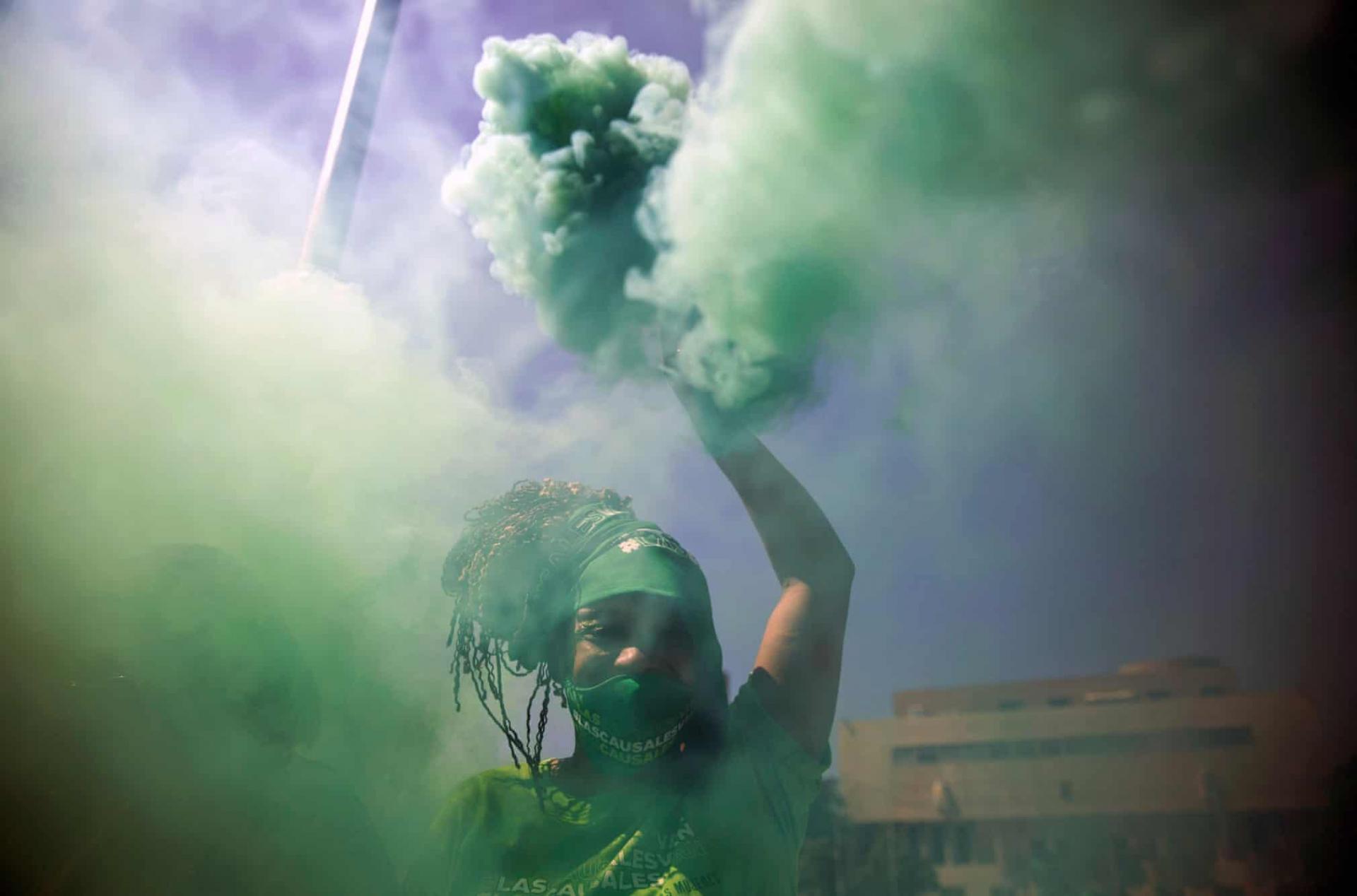 Ø§ÙØ±Ø£Ø© ØªÙÙØ­ Ø¨ÙØµØ¨Ø§Ø­ Ø£Ø®Ø¶Ø± Ø®ÙØ§Ù ÙØ¸Ø§ÙØ±Ø© Ø£ÙØ§Ù Ø§ÙÙÙÙØºØ±Ø³ Ø§ÙÙØ·ÙÙ ÙÙÙØ·Ø§ÙØ¨Ø© Ø¨ÙØ§ÙØ© Ø­ÙÙÙ ÙÙÙØ±Ø£Ø© -Â ØªØµÙÙØ±: Ø¥Ø±ÙÙØ§ Ø³Ø§ÙØªÙÙØ³ / ÙÙØ§ÙØ© ÙØ±Ø§ÙØ³ Ø¨Ø±Ø³