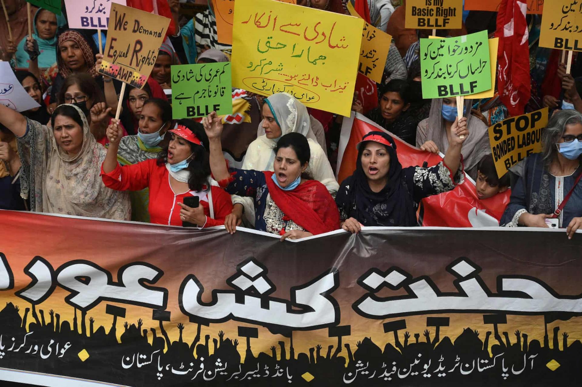 أعضاء نقابات العمال يشاركون في مسيرة - تصوير: عارف علي / وكالة الصحافة الفرنسية