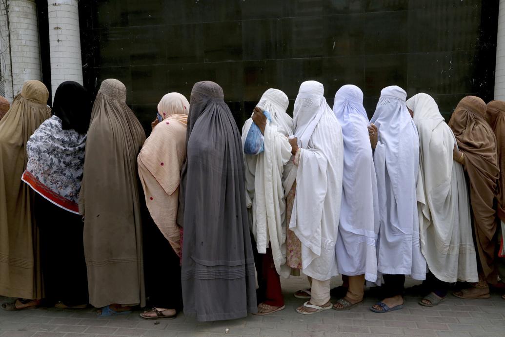 ÙØ³Ø§Ø¡ ÙÙØªØ¸Ø±Ù Ø¯ÙØ±ÙÙ Ø®Ø§Ø±Ø¬ ÙÙØªØ¨ Ø­ÙÙÙÙ ÙØªÙÙÙ ÙÙÙØ¯ ÙÙ Ø¨Ø±ÙØ§ÙØ¬Â ÙÙØ­ÙÙÙØ© ÙÙØ¯Ù ÙÙØ³Ø§Ø¹Ø¯Ø© Ø§ÙØ£Ø³Ø± Ø§ÙÙØ­ØªØ§Ø¬Ø©ØÂ ÙÙ Ø¨ÙØ´Ø§ÙØ±Ø Ø¨Ø§ÙØ³ØªØ§ÙÂ 