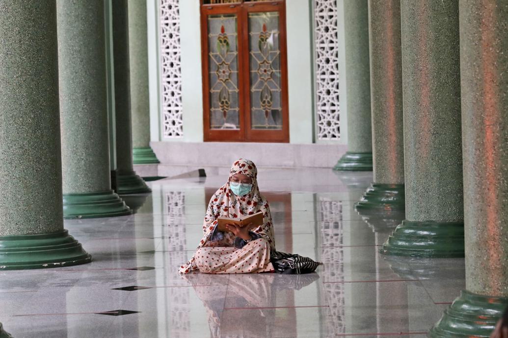 Ø§ÙØ±Ø£Ø©Â ØªÙØ±Ø£ Ø§ÙÙØ±Ø¢Ù Ø§ÙÙØ±ÙÙ Ø£Ø«ÙØ§Ø¡ Ø§ÙØªØ¸Ø§Ø±ÙØ§ ÙÙØ¹Ø¯ Ø§ÙØ¥ÙØ·Ø§Ø± ÙÙ ÙØ³Ø¬Ø¯ ÙÙ Ø¬Ø§ÙØ±ØªØ§Ø Ø¥ÙØ¯ÙÙÙØ³ÙØ§Â 