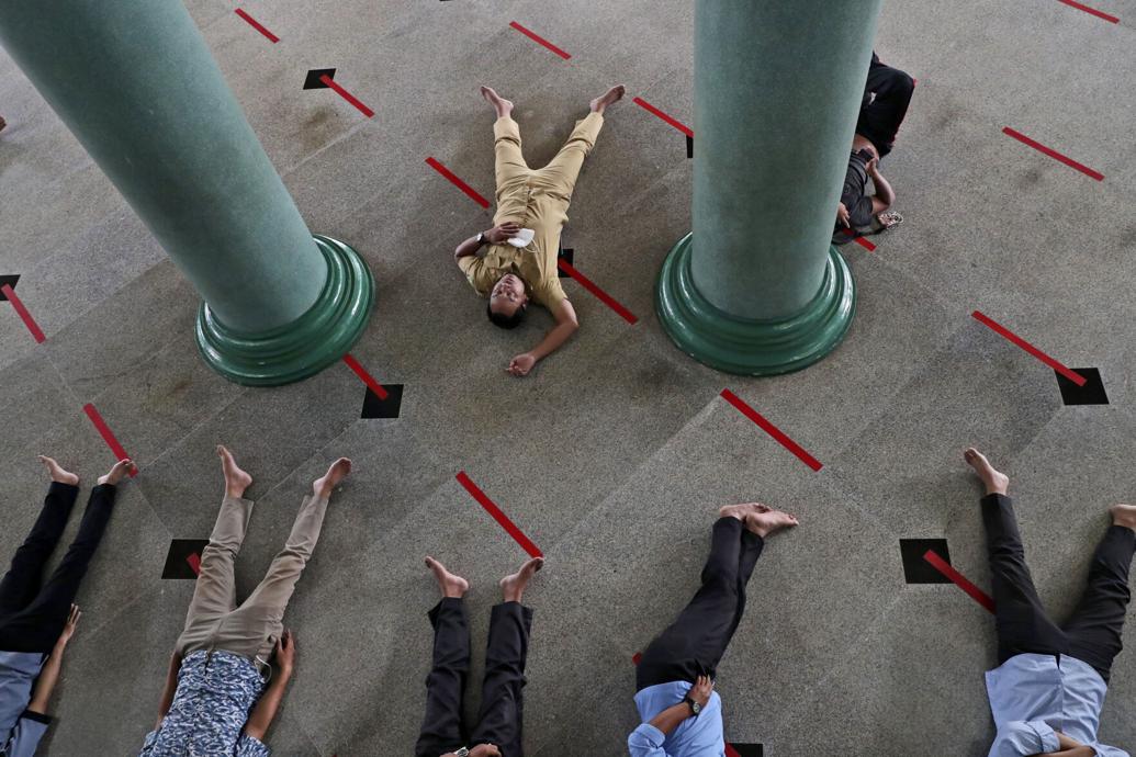 Ø±Ø¬Ø§Ù Ø¥ÙØ¯ÙÙÙØ³ÙÙÙ ÙØ£Ø®Ø°ÙÙ ÙÙÙÙÙØ© Ø¹ÙÙ Ø£Ø±Ø¶ÙØ© ÙØ³Ø¬Ø¯Ø ÙØ³Ø· Ø¹ÙØ§ÙØ§Øª ØªØ¨ÙÙ ÙØ¬ÙØ¨ Ø§ÙØªØ¨Ø§Ø¹Ø¯ Ø§ÙØ¬Ø³Ø¯ÙØ Ø£Ø«ÙØ§Ø¡ Ø§ÙØªØ¸Ø§Ø±ÙÙ ÙÙØ¹Ø¯ Ø§ÙØ¥ÙØ·Ø§Ø±Â ÙÙ Ø¬Ø§ÙØ±ØªØ§Ø Ø¥ÙØ¯ÙÙÙØ³ÙØ§