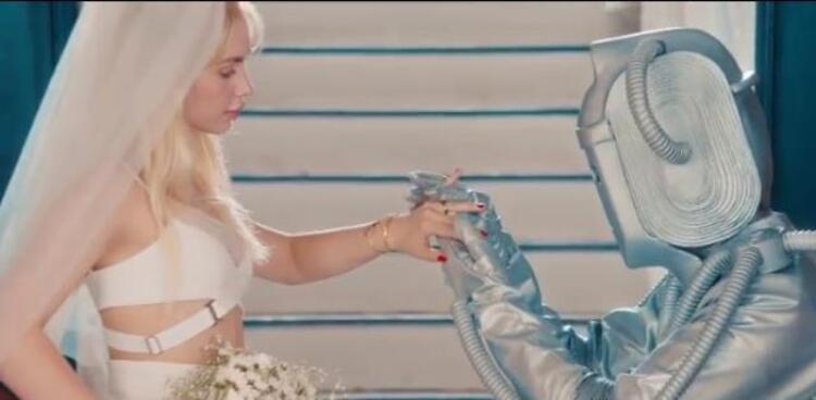 مغنية تركية تتزوج من روبوت