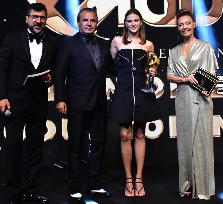 الينا بوز من حفل توزيع جوائز العدسة الذهبية