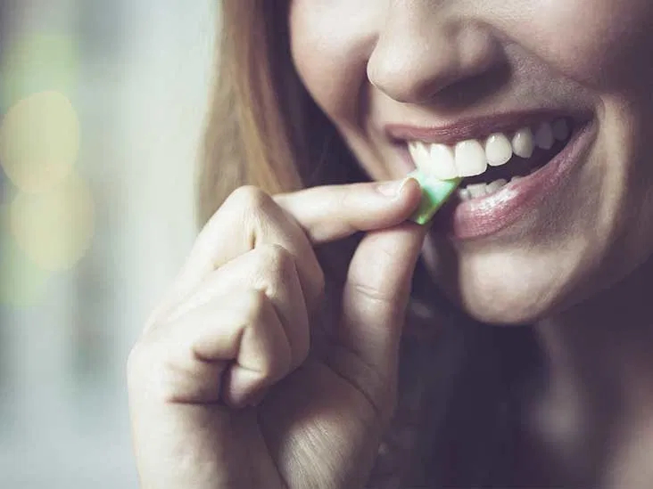 7 نصائح للتخلص من رائحة الفم الكريهة بعد تناول الثوم والبصل