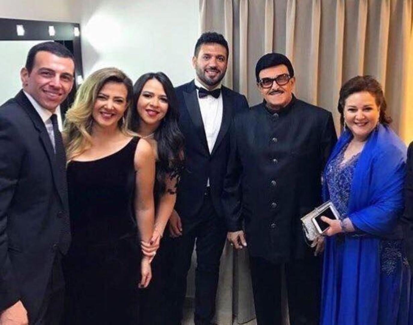 ايمي و دنيا سمير غانم مع عائلتهم