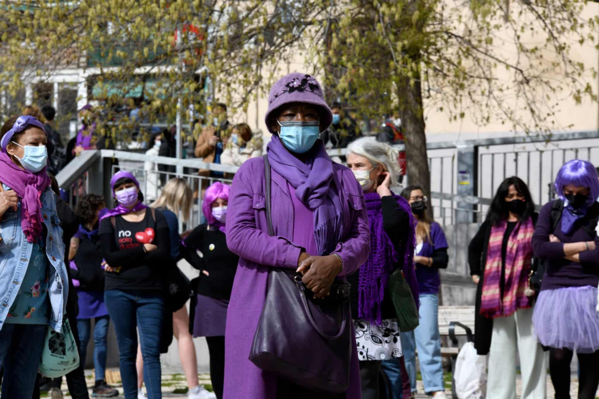 تتظاهر النساء في حي لافابيس بالعاصمة تحت شعار: 'في مواجهة الطوارئ الاجتماعية، النسوية ضرورية - تصوير: خوان كارلوس لوكاس / شاترستوك