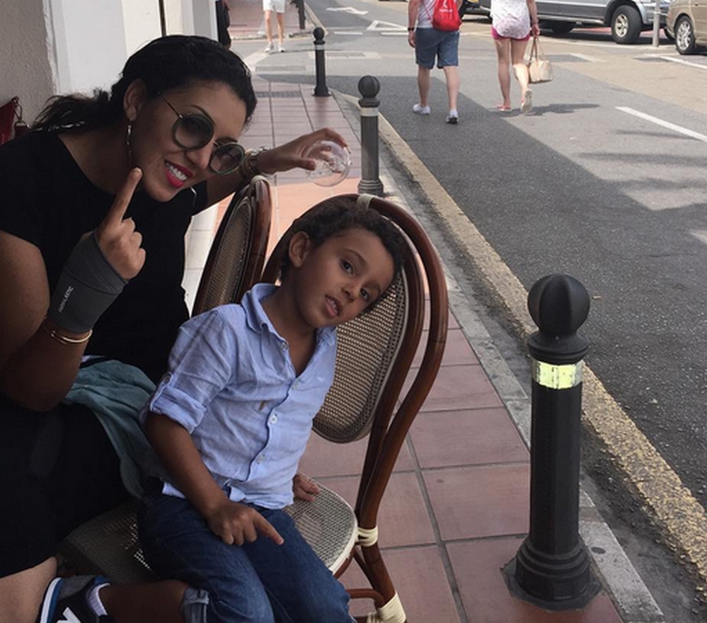 أسماء لمنور وابنها 