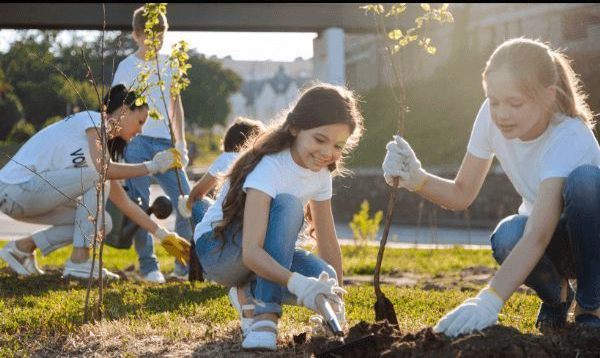 كيف تحفيزين طفلك على العمل التطوعي؟