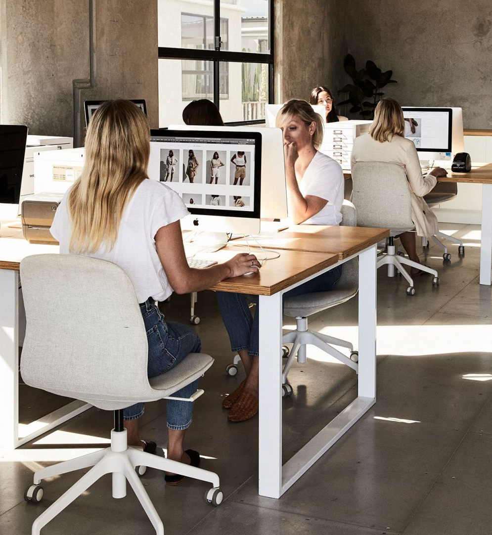  عبارات تجعلك تظهرين "ضعيفة" في العمل