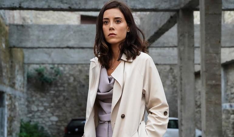 جانسو ديري Cansu Dere 