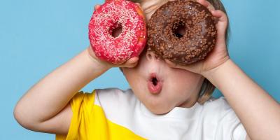 أطعمة يجب ألا تعطيها لطفلك أبدًا .. تعرفي عليها            