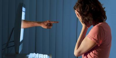 كيف تتصرفين بشكل صحيح حال تعرضك لابتزاز على وسائل التواصل الاجتماعى؟