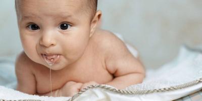 للأمهات: تعرفي على أسباب الارتداد المريئي لدى طفلك الرضيع وكيفية العلاج