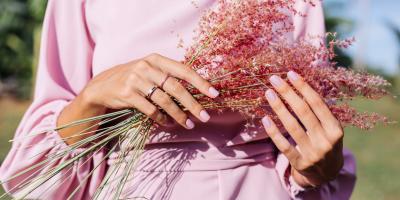 لإطلالتك الرمضانية.. إليكِ فساتين محتشمة بلمسة ربيعية