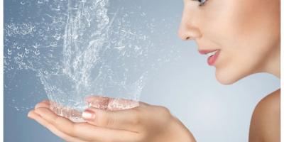 الفوائد الجمالية للاستحمام بالماء البارد.. أهمها منع شيخوخة البشرة