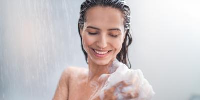  منها وضع الشامبو والحلاقة.. تجنبي هذه الأخطاء اثناء الاستحمام