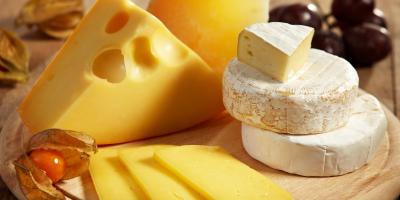 من بينها الجفاف والإسهال .. 5 مخاطر صحية يسببها تناول الجبن بكثرة