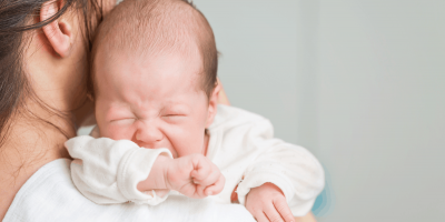 هل يعانى طفلك من مشكلة في المعدة؟.. إليكِ 6 طرق لتخفيف آلمه