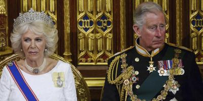 طليق وأبناء الملكة القرينة كاميلا يحضرون حفل تتويج الملك تشارلز.. صور