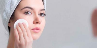 4 أخطاء أثناء العناية بالبشرة الدهنية.. تجنّبيها