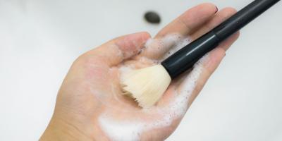  إليك كيفية تنظيف وتعقيم طاقم مكياجك