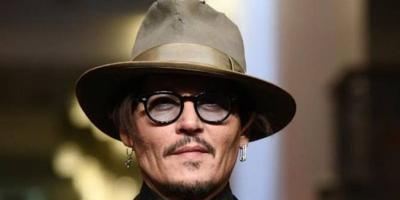 جوني ديب يحتفل قبل يوم من حكم المحكمة.. يعزف الغيتار على مسرح شيفيلد (فيديو)