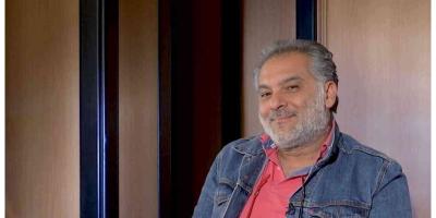 تشييع جثمان حاتم علي لمثواه الأخير وسط انهيار النجوم (فيديو)