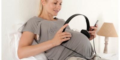 فوائد مدهشة للاستماع للموسيقي خلال فترة الحمل.. تعرفي عليها