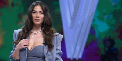 ديميت أوزدمير تتألق بـ 3 فساتين زفاف في حفل زواجها.. قماش شبك الصيد أبرزهم