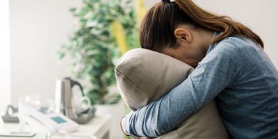 لماذا تبقى الذكريات السيئة عالقة في أذهاننا لمدة طويلة جدًا؟ 