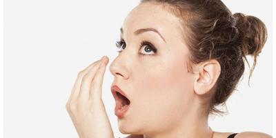 8 أشياء يجب عليك القيام بها للتخلص من رائحة الفم الكريهة