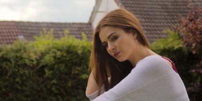 سوسن ارشيد بوضعية مثيرة للجدل مع شقيقها.. والجمهور: كتير عيب