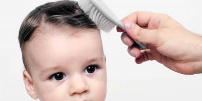 لا تقلقي .. إليكِ طرق بسيطة وفعالة تعزز نمو شعر رضيعك 