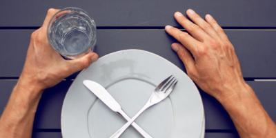 تعرفي على فوائد وأضرار صيام الماء