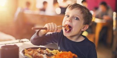 هل من الصعب إرضاء طفلك أثناء تناول الطعام ؟.. إليك طريقة التعامل معه