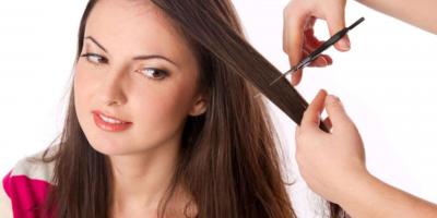 في 5 خطوات.. يمكنكِ قص شعرك بطريقة صحيحة في منزلك