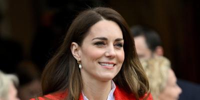 كيت ميدلتون تتألق بفستان وردي لامع في بليز.. اطلالة ساحرة
