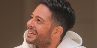 محمد حماقي يتعرض لموقف طريف على المسرح في جدة.. والجمهور يشيد بأخلاقه