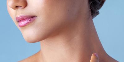 تغيير لون الجلد في منطقة أسفل الذقن.. الأسباب وكيفية التعامل