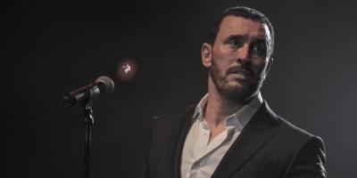 كاظم الساهر برفقة حفيدتيه