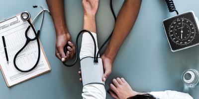 أعشاب وأطعمة تٌساعد في خفض ضغط الدم.. الزنجبيل أبرزها