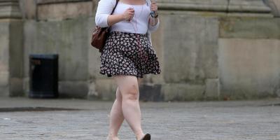 أفكار مختلفة من الأزياء تساعدك على إخفاء  البطن الممتلئة